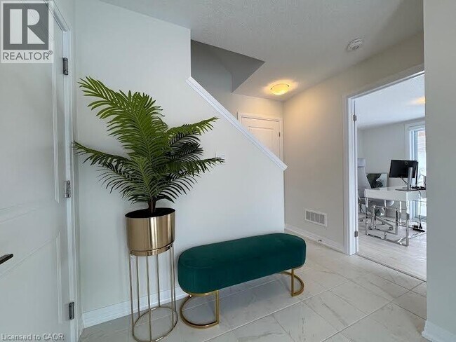 Photo du bâtiment - 21 Urbane Blvd