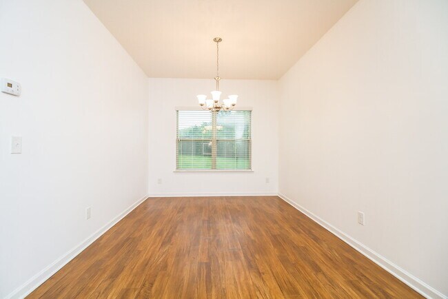 Foto del edificio - 1096 Shire Dr