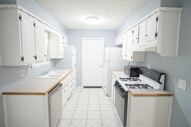 Building Photo - 224 E Cherry Ave