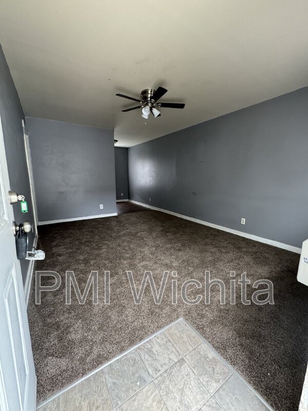 Building Photo - 824 S Water St