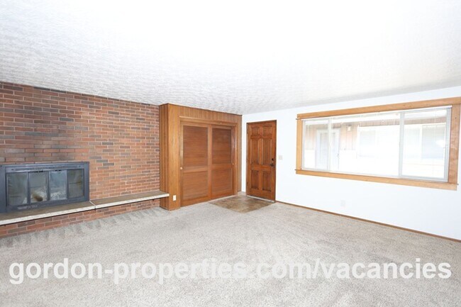 Foto del edificio - SUMMER SPECIAL: SE Cedar Ave - Single level 2 bedroom unit in duplex