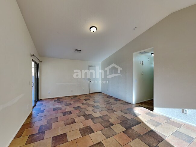 Foto del edificio - 15852 W Latham Street