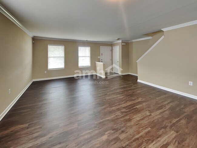 Building Photo - 2221 Highland Park Dr
