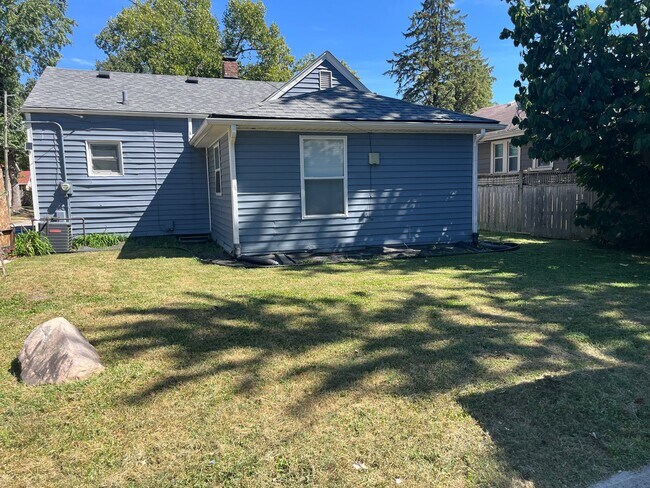 Foto del edificio - 1316 N Riley Ave