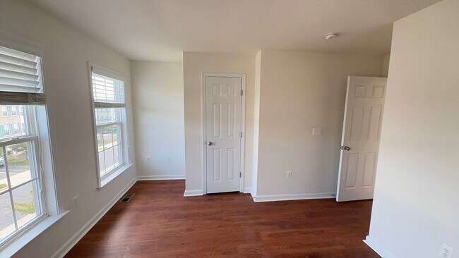 Foto del edificio - Stunning 3 Bed 3.5 Bath End Unit Townhome ...