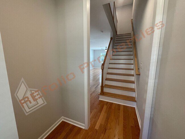 Building Photo - Beautiful 2 Bedroom 2.5 Bath Townhome with...