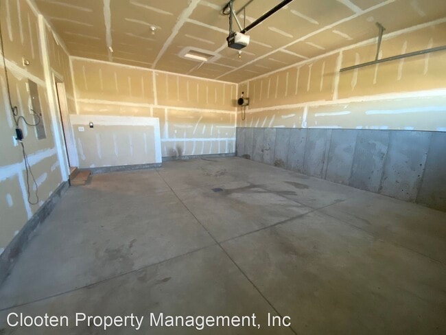 Building Photo - 3 br, 2 bath House - 1017 N 33rd St.
