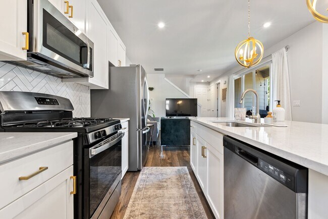 Foto del edificio - Beautiful 3-Bed, 3-Bath Home in Reeds Cros...