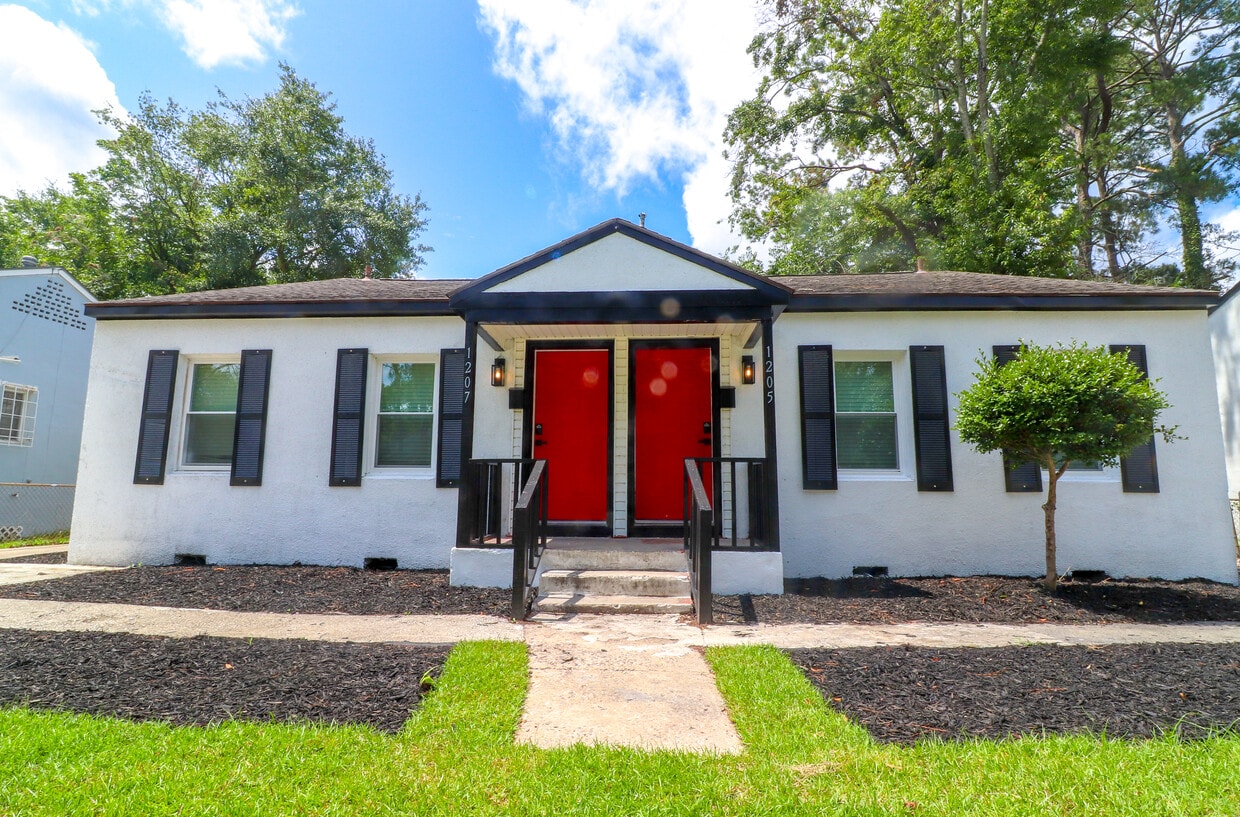 Primary Photo - 1205 E 53rd St