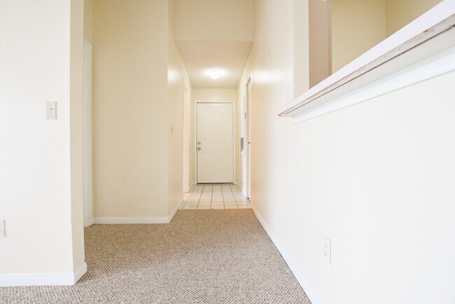 Foto del edificio - Charming 2 Bed 2 Bath Second Floor Gated C...