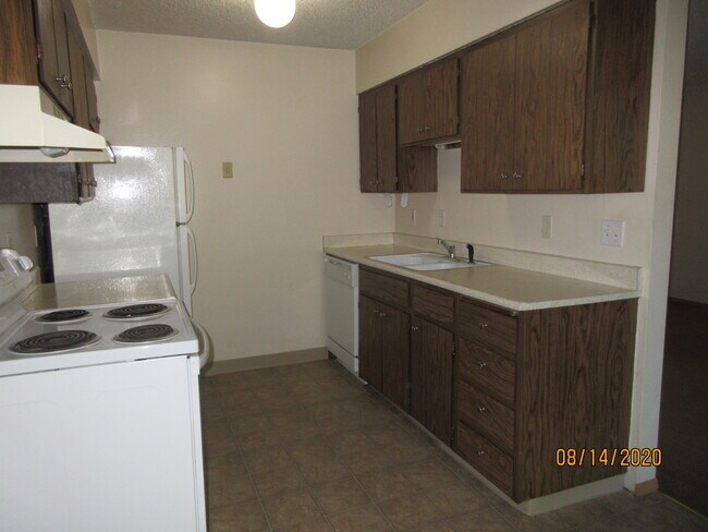 kitchen sink and dishwasher - 1611 W 6th Ave