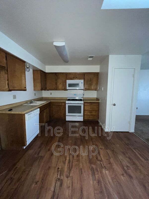 Building Photo - 1098 N Freedom St