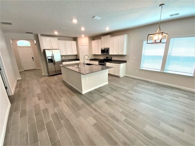 Building Photo - 425 Portada Dr