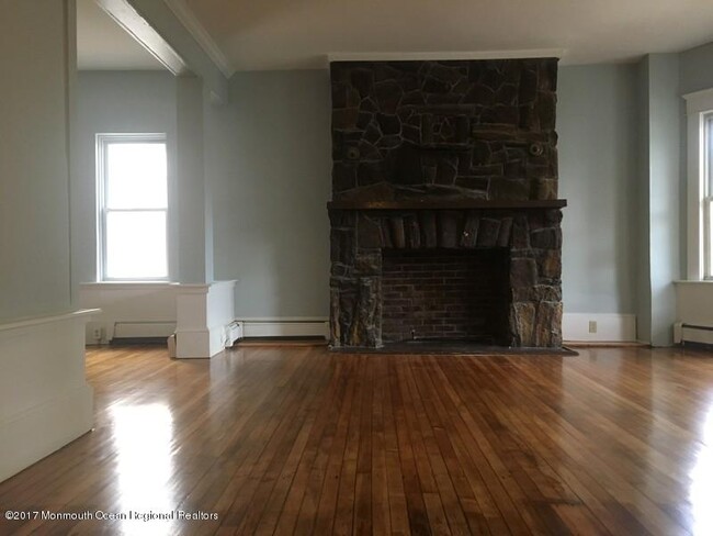 Building Photo - 807 Bond St