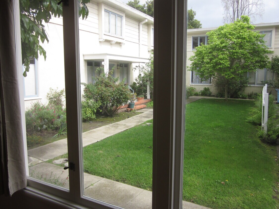 Primary Photo - 2413 Russell St