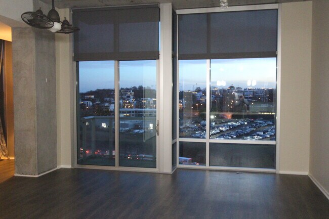 Sala de estar por la noche - 700 12th Ave S