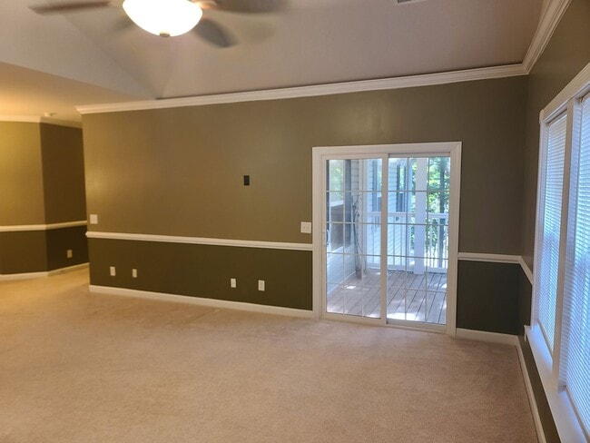 Building Photo - Spacious low maintenance living in a conve...