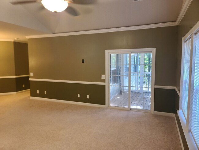 Foto del edificio - Spacious low maintenance living in a conve...
