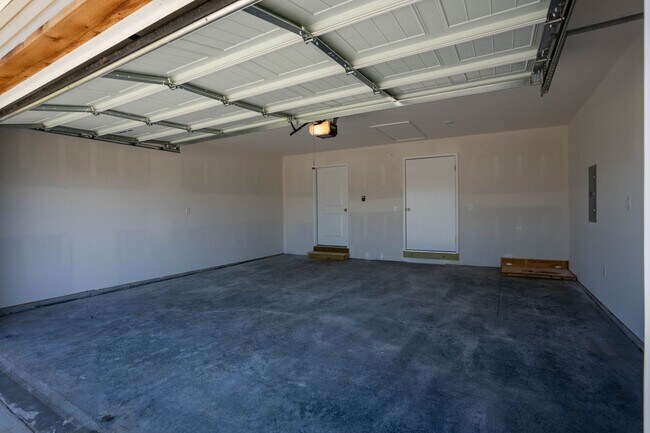 Building Photo - BRAND NEW 4 BEDROOM HOME - BOLIVAR MO