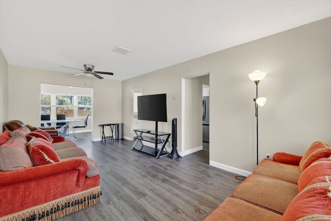 Foto del edificio - 3 Bedroom Home in Tavares with Large Fenced Backyard