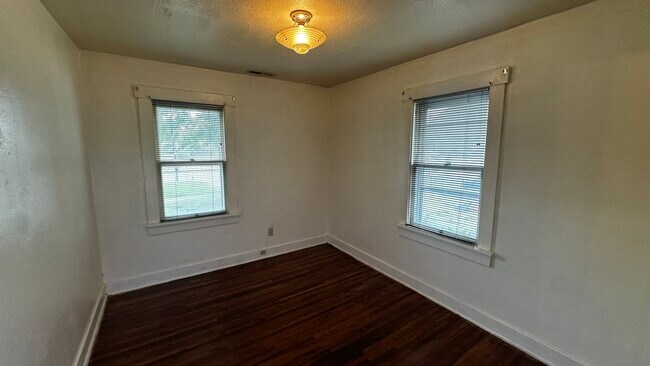 Foto del edificio - 910 E 3rd Ave