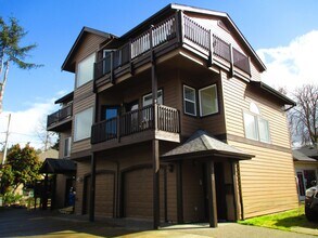 Building Photo - 330-332 East Bay Drive Northeast