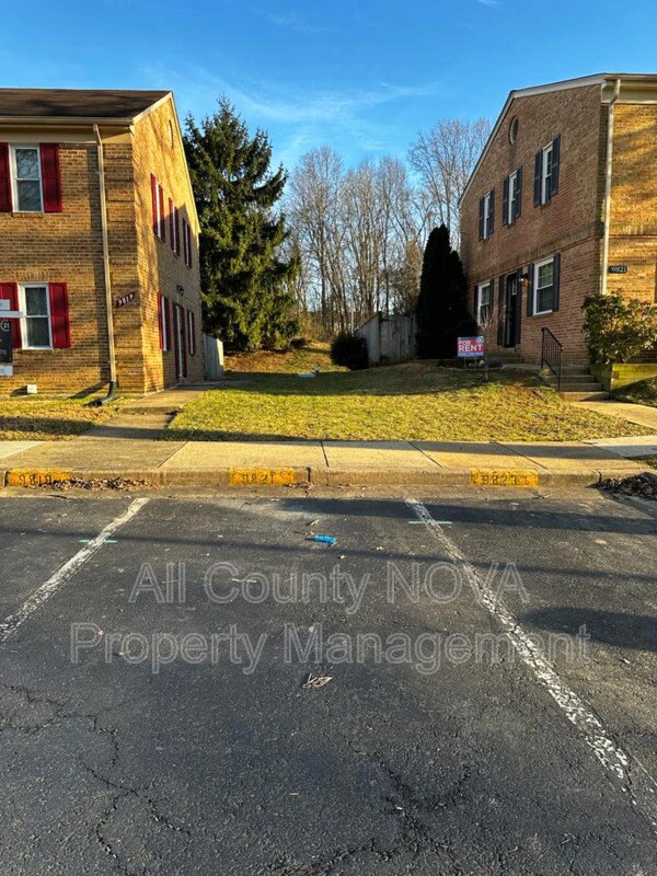 Building Photo - 9821 Lakepointe Dr
