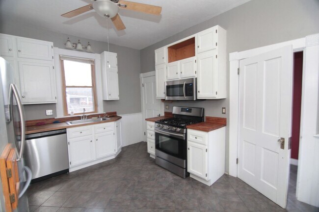 Building Photo - 4 bedroom home in the East Village of Dave...
