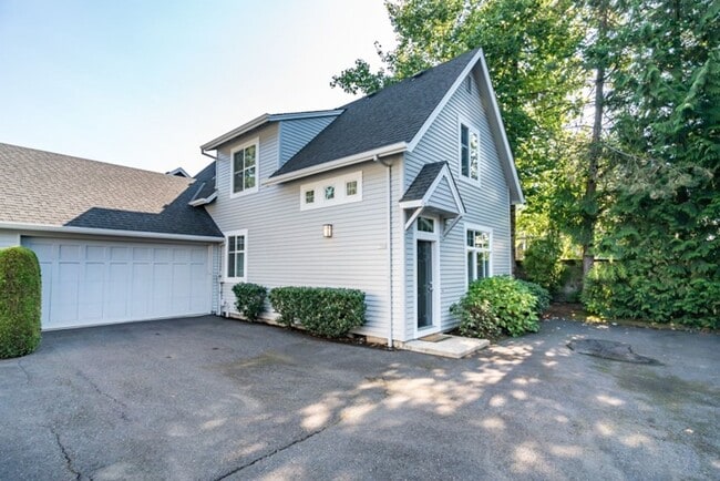 Building Photo - Beautiful & Peaceful Lake Oswego Townhome