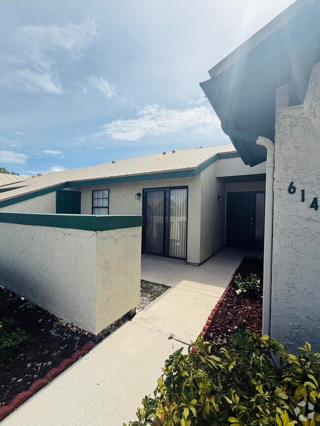 Building Photo - 614 SW Jeanne St