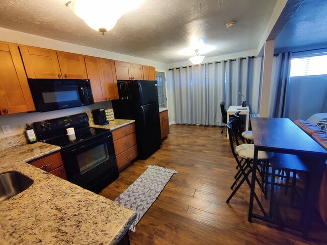 Fotografía del edificio - 611 S Roselawn Ave