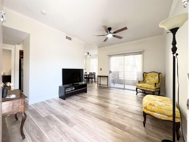 Foto del edificio - Stylishly Renovated 2-Bed Condo Near the L...