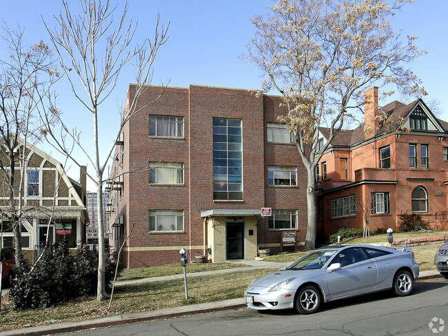 Explore el encanto y la comodidad de la vida urbana en este clásico edificio de apartamentos. - Hillside Apartments