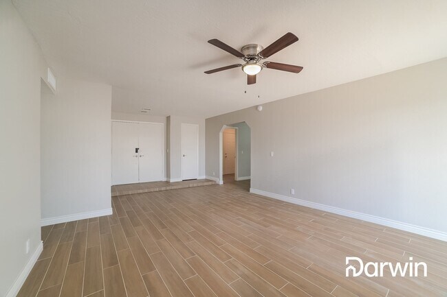 Foto del edificio - 7419 W Hatcher Rd