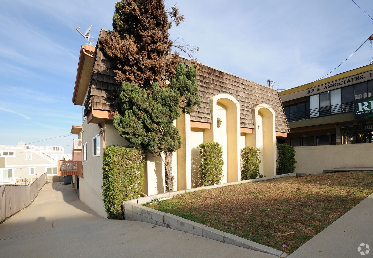 Primary Photo - 2121 Pacific Coast Hwy