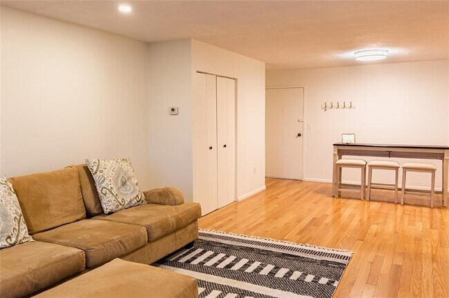 Foto del edificio - 752 Quaker Ln