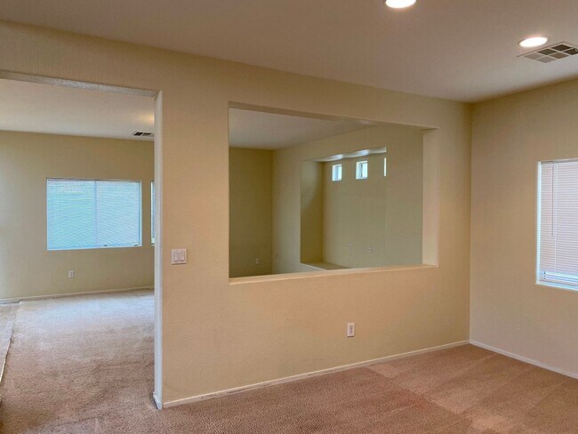 Foto del edificio - Beautiful & spacious home on an oversized ...