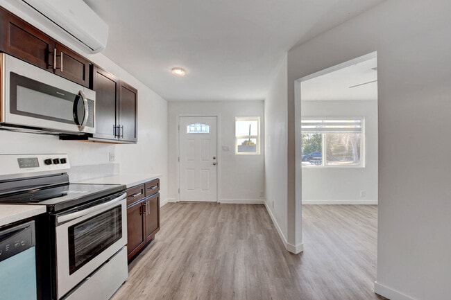 main entrance and kitchen dining area - 1774 Willow Trl
