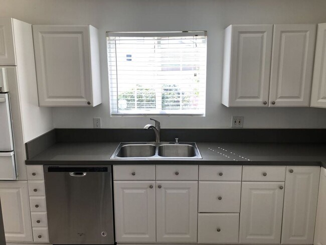 Building Photo - LOVELY UPGRADED WEST HILLS HOME!