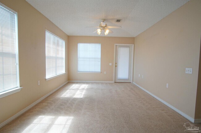 Foto del edificio - 8061 Stonebrook Dr