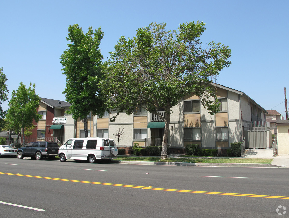 Foto del edificio - 515 S Chevy Chase Dr