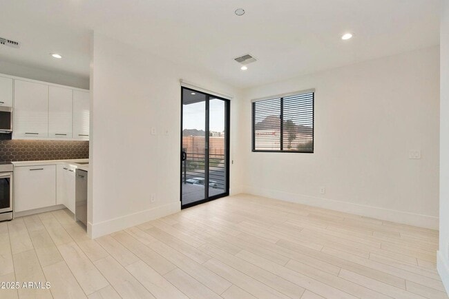 Photo - 1611 E Lamar Rd Apartment