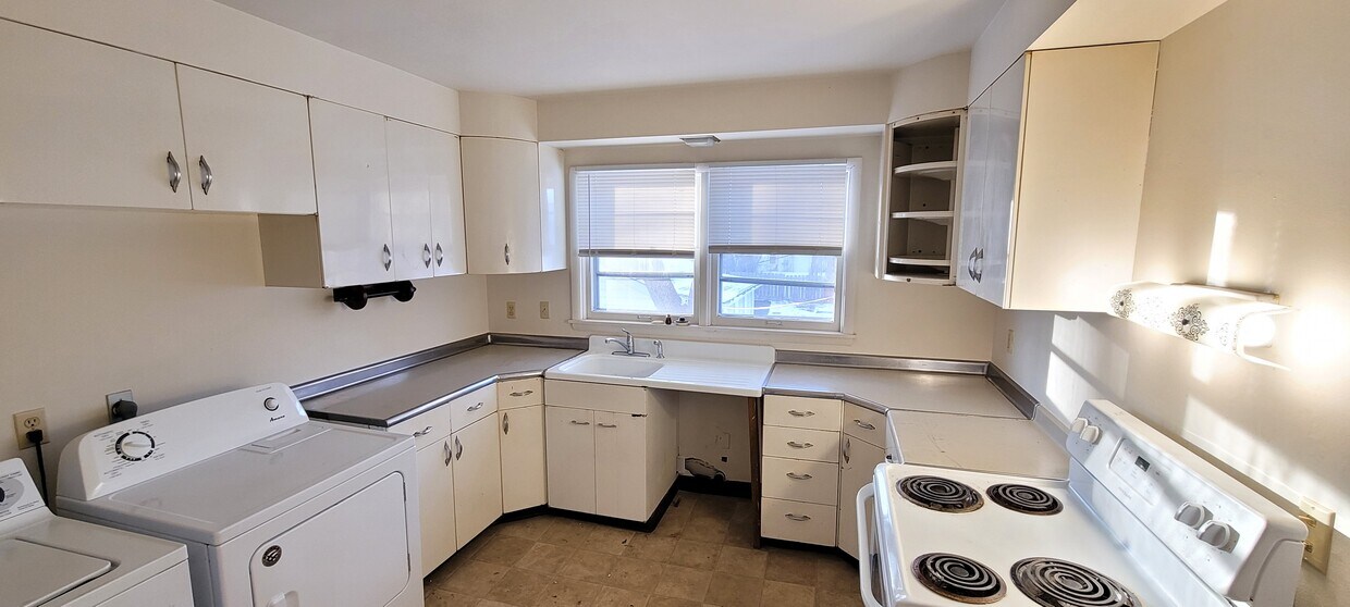 Kitchen - 1123 6th Ave E