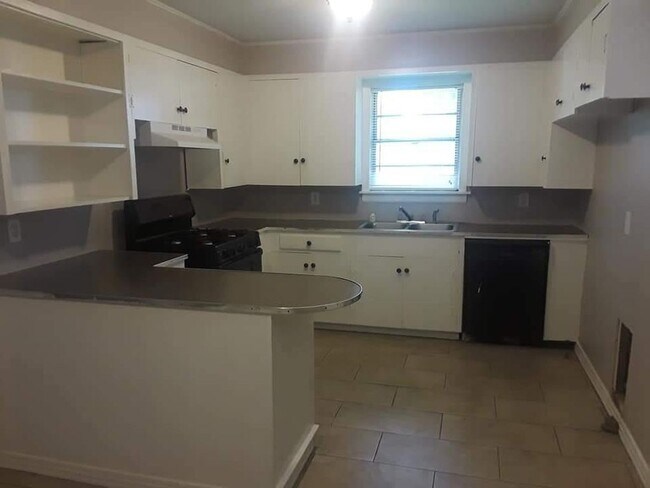Building Photo - 102 Rosewood Dr