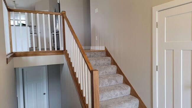Split level entry - 2398 Tee Time Rd SE