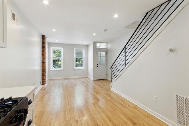 Building Photo - 2318 N Myrtlewood St