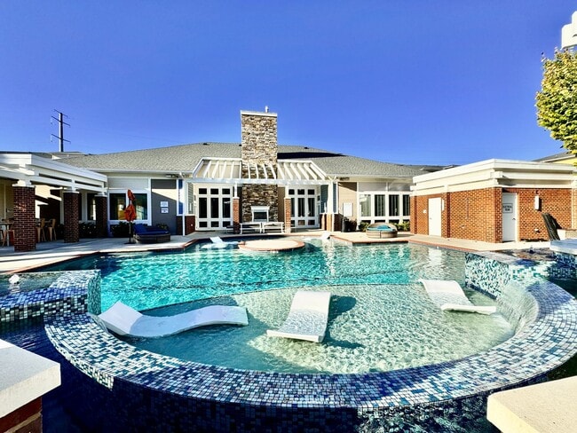 Building Photo - Available 07-08-26! Townhouse w/Garage - Pet Friendly - All Appliances Convey!