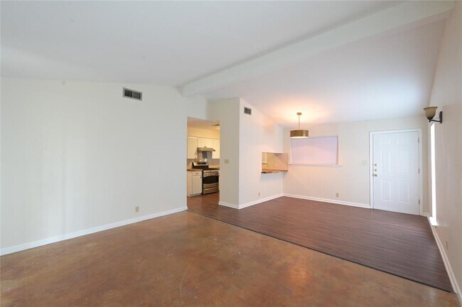 Foto del edificio - 2303 Western Trails Blvd