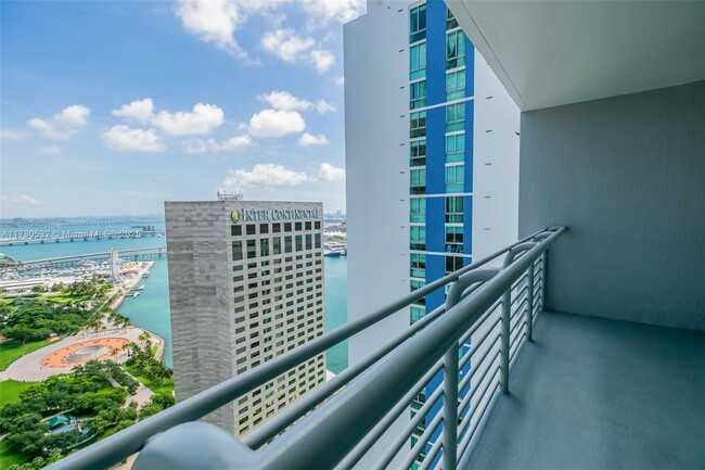 Foto del edificio - 325 S Biscayne Blvd