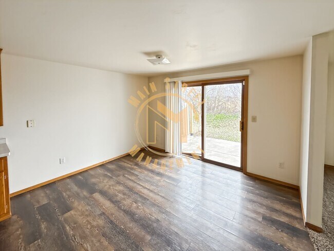 Foto del edificio - Executive Duplex 3 Bed 2.5 Bath 2.5 Stall Garage